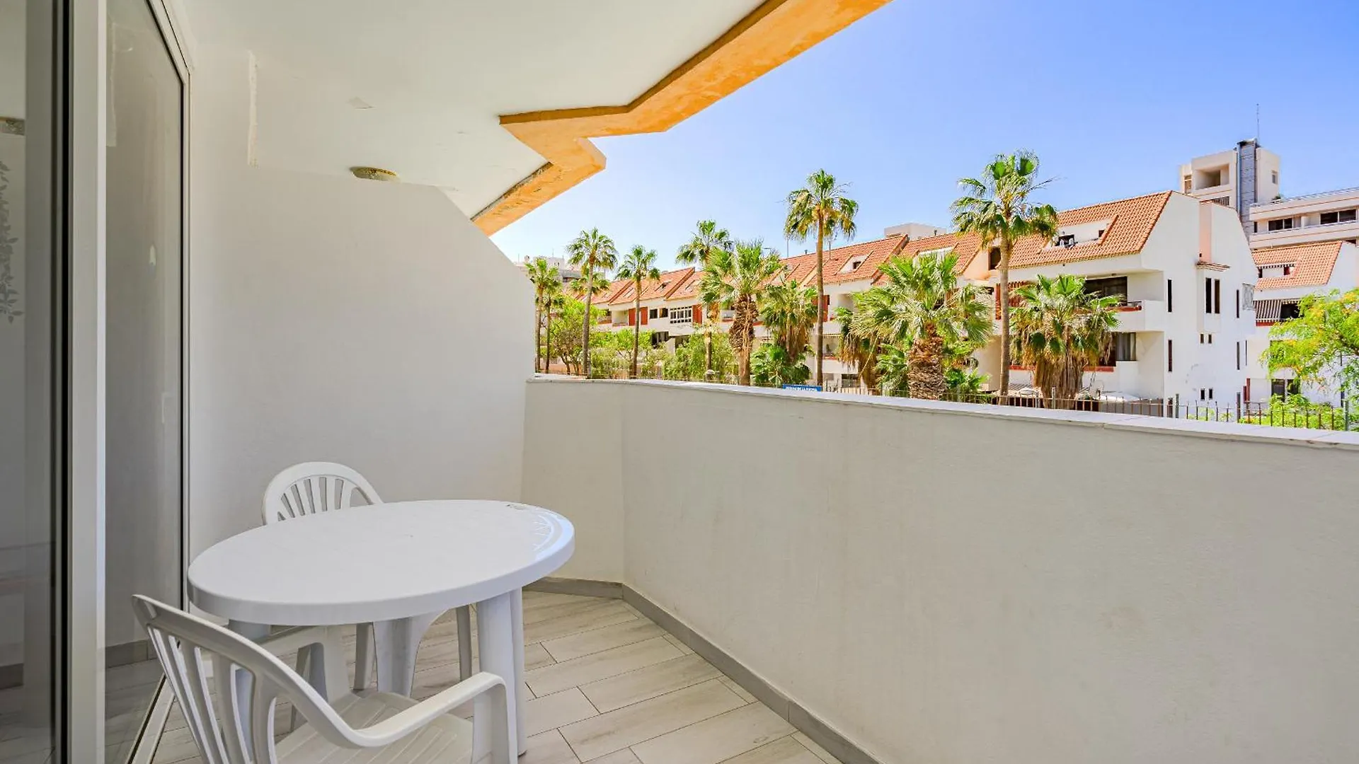Un Dormitorio En Playa De Las Americas 아데제 아파트